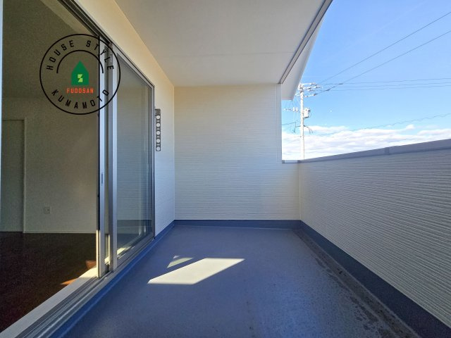 菊池郡菊陽町馬場楠第1-2棟（1号棟）　のバルコニー|風をしっかりと感じられるバルコニーでは、毎日が洗濯日和です。広々としているので洗濯も楽しくなるでしょうし、気分転換にバルコニーからの眺めを楽しむのもいいでしょう。