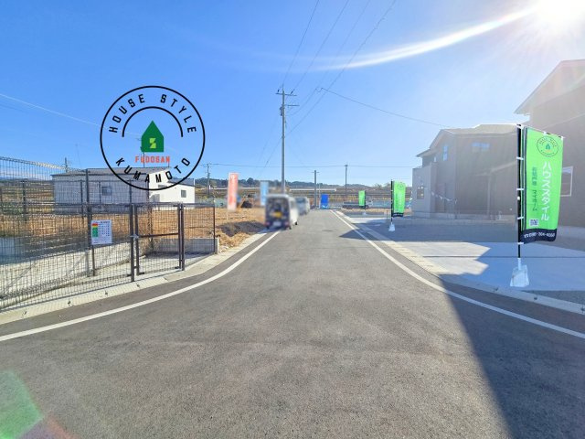 菊池郡菊陽町馬場楠第1-2棟（1号棟）　の前面道路含む現地写真|前面道路は閑静な住宅地をはしる車通りの少ない道路。お車の出し入れが苦手なママや小さなお子様にも安心ですね。しっかり舗装もされているので、ベビーカーや自転車で通っても快適に通行できます。