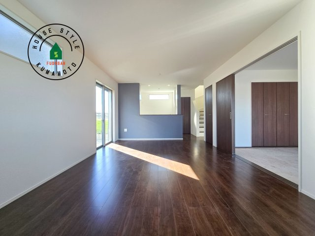 菊池郡菊陽町馬場楠第1-2棟（1号棟）　の居間・リビング|ご家族を近くに感じられる対面キッチンのLDK。会話もはずみそうですね。