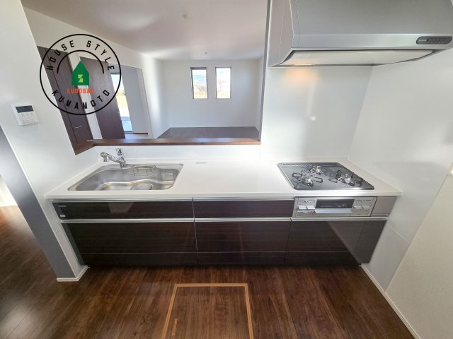 菊池郡菊陽町馬場楠第1-2棟（1号棟）　のキッチン|ダイニングテーブルへの配膳がラクラク、お料理はかどるカウンター付きシステムキッチン！