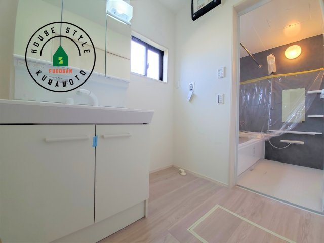 菊池郡菊陽町馬場楠第1-2棟（2号棟）　の内観：施工例|ゆとりの洗面スペースで朝の身支度もスムーズに。暮らしを快適に変えるシャワー付洗面台です！