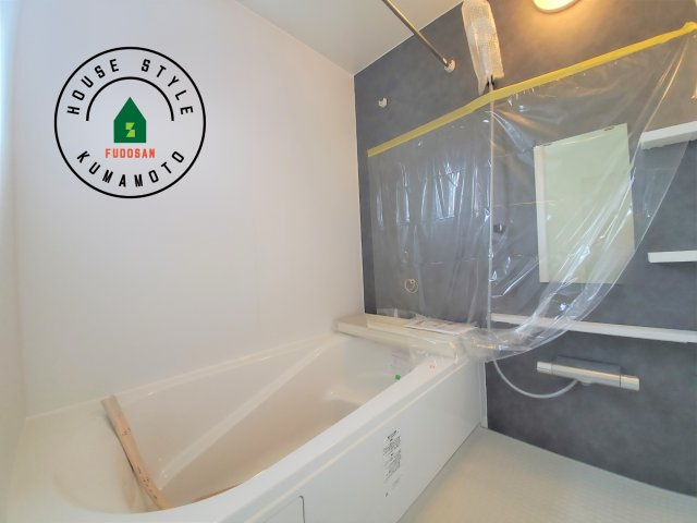 菊池郡菊陽町馬場楠第1-2棟（2号棟）　の内観：施工例|ウ窓もあるので換気も安心ですね。同社仕様。1日の疲れを癒してくれる広々バスルーム。雨の日のお洗濯にも大活躍な浴室乾燥機付です！