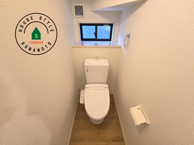 菊池郡菊陽町馬場楠第1-2棟（2号棟）　の内観：施工例|温水洗浄便座を完備しております。2ヶ所にトイレがあるのは朝の慌ただしい時間も安心です。