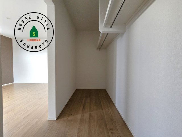 菊池郡菊陽町馬場楠第1-2棟（2号棟）　の内観：施工例|洋服や大きな荷物が多い方や人数の多いご家族などは、一般的なクローゼットよりもウォークインクローゼットのほうが使い勝手が良いです。