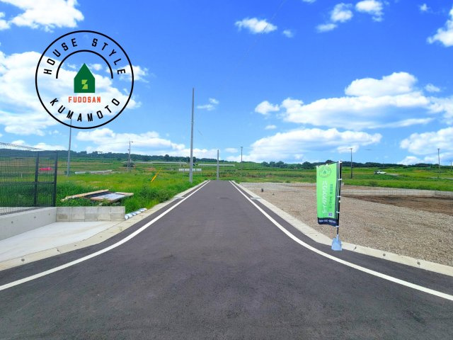 菊池郡菊陽町馬場楠第1-2棟（2号棟）　の前面道路含む現地写真|前面道路は閑静な住宅地をはしる車通りの少ない道路。お車の出し入れが苦手なママや小さなお子様にも安心ですね。しっかり舗装もされているので、ベビーカーや自転車で通っても快適に通行できます。