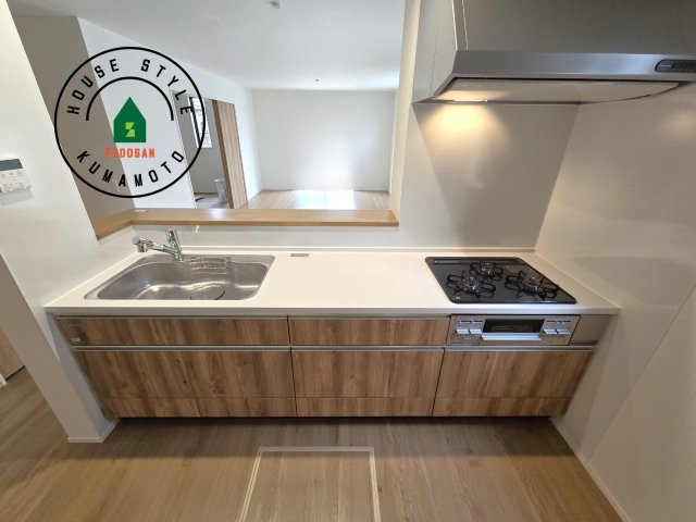 菊池郡菊陽町馬場楠第1-2棟（2号棟）　の内観：施工例|ご家族を近くに感じられる対面キッチンのLDK。会話もはずみそうですね。