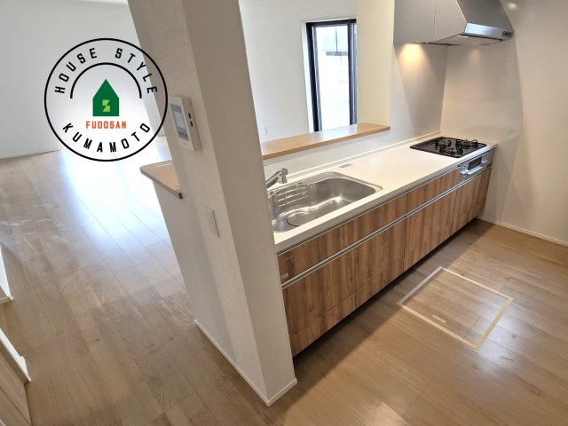 菊池郡菊陽町馬場楠第1-2棟（2号棟）　の内観：施工例|ダイニングテーブルへの配膳がラクラク、お料理はかどるカウンター付きシステムキッチン！