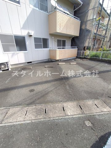 東光ハイツの駐車場