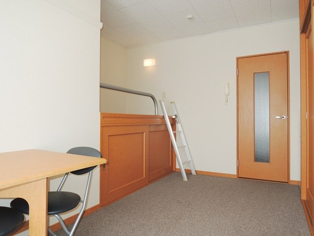 レオパレスレインボーの居間・リビング