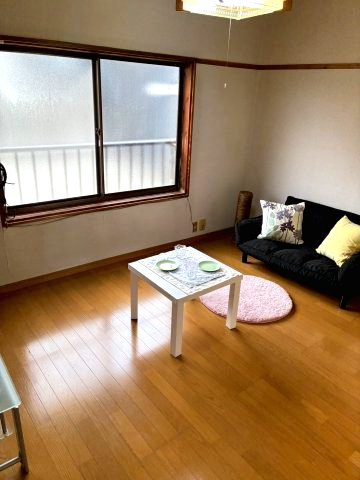 新潟市西区上新栄町４丁目のアパートの居間・リビング
