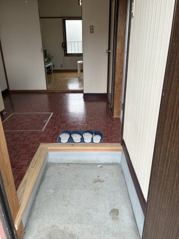 新潟市西区上新栄町４丁目のアパートの玄関