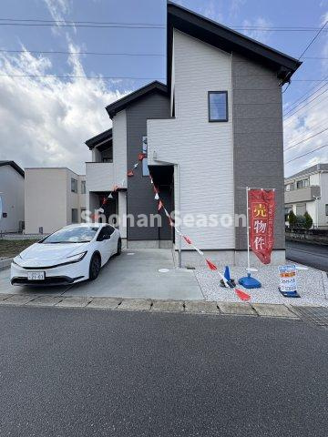 【前面道路含む現地写真】 | 開放感あふれる２方（北・東）角住居◎
接地面少なく、プライバシーが守れますよ♪