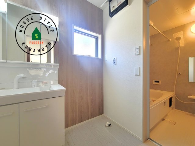 菊池市泗水町吉富第3-3棟（4号棟）　の内観：施工例|ゆとりの洗面スペースで朝の身支度もスムーズに。暮らしを快適に変えるシャワー付洗面台です！