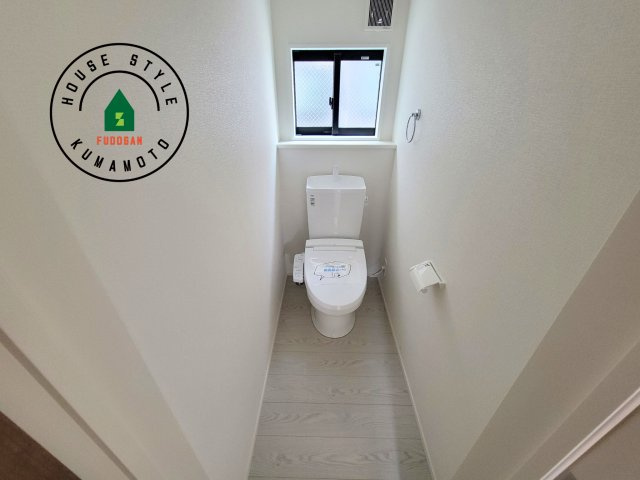 菊池市泗水町吉富第3-3棟（4号棟）　の内観：施工例|温水洗浄便座を完備しております。2ヶ所にトイレがあるのは朝の慌ただしい時間も安心です。