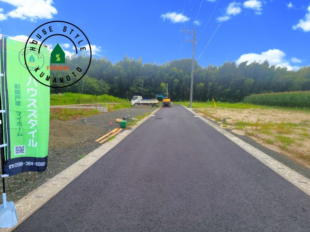 菊池市泗水町吉富第3-3棟（4号棟）　の前面道路含む現地写真|前面道路は閑静な住宅地をはしる車通りの少ない道路。お車の出し入れが苦手なママや小さなお子様にも安心ですね。しっかり舗装もされているので、ベビーカーや自転車で通っても快適に通行できます。