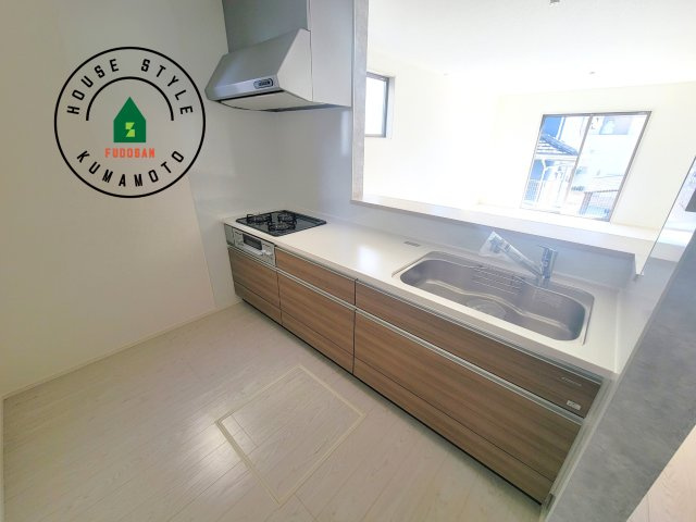 菊池市泗水町吉富第3-3棟（4号棟）　の内観：施工例|ダイニングテーブルへの配膳がラクラク、お料理はかどるカウンター付きシステムキッチン！