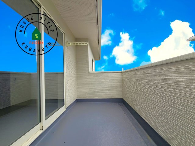菊池市泗水町吉富第3-3棟（5号棟）　の外観：施工例|風をしっかりと感じられるバルコニーでは、毎日が洗濯日和です。広々としているので洗濯も楽しくなるでしょうし、気分転換にバルコニーからの眺めを楽しむのもいいでしょう。