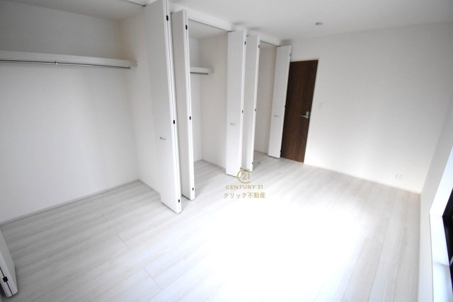 リーブルガーデン  水戸内原町　第11　限定1棟！の収納|壁面クローゼット×3！ご夫婦で分けたり、仕事用と私服で分けたり、季節で分けて衣替えをしなくて済むようにしたり、衣類の管理が楽になります。