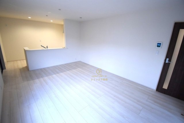 リーブルガーデン  水戸内原町　第11　限定1棟！の居間・リビング|カーテンやラグの色、質感、選ぶ家具などでお部屋の雰囲気が変わります。お好みのインテリアを楽しみましょう♪白を基調とした内装ですので、あらゆるスタイルが馴染みます。