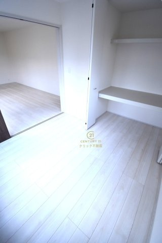 リーブルガーデン  水戸内原町　第11　限定1棟！の洋室|1階洋室です。リビングとの間の引き戸を閉めて在宅ワークに、開放してキッズスペースに、など自由に空間を分けて使えます。収納も配備されております。