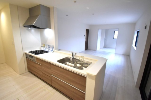 リーブルガーデン  水戸内原町　第11　限定1棟！のキッチン|キッチンからリビング全体が見渡せます。料理を作ることも、後片付けも、家族皆でまるごと楽しんでしまいましょう！会話がはずむ対面キッチンです。