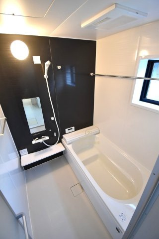 リーブルガーデン  水戸内原町　第11　限定1棟！の浴室|浴槽への出入りが安全な低床タイプのユニットバスです。洗い場は滑りにくい速乾床ですので、お子様やご高齢の方にも安心です。自動お湯張りに追焚機能付きのオートバスです。