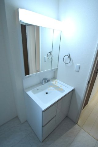 リーブルガーデン  水戸内原町　第11　限定1棟！の独立洗面台|シャンプードレッサー付き洗面台。広めで使いやすい、お手入れが楽なデザインで、いつもすっきり清潔に保てます。