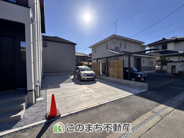 リガーレ壬生町40期　1号棟の駐車場|2台並列駐車が可能です。
洗車も出来る余裕のあるスペースには、もちろん自転車の駐輪も可能！
夏にはビニールプールを広げて、お子様と楽しむのも良いですね♪