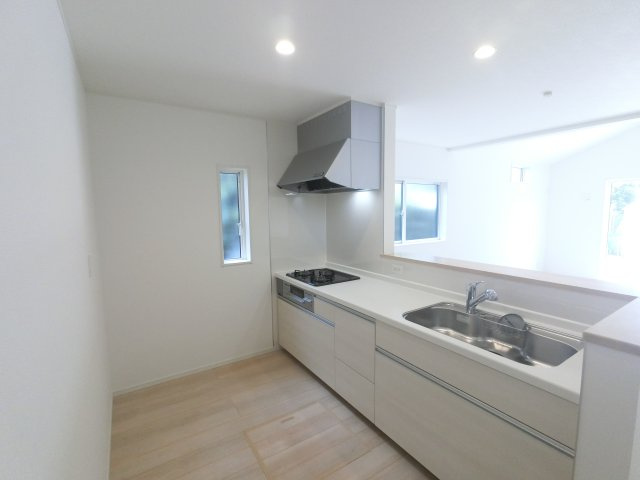 佐賀市開成　第7のキッチン|リビングのお子さんに目配りできる対面式カウンターキッチンを採用。