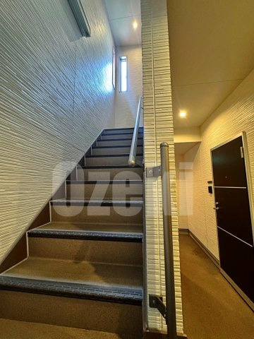 リュミエ　越谷本町のロビー|こちらの物件は内階段になります♪