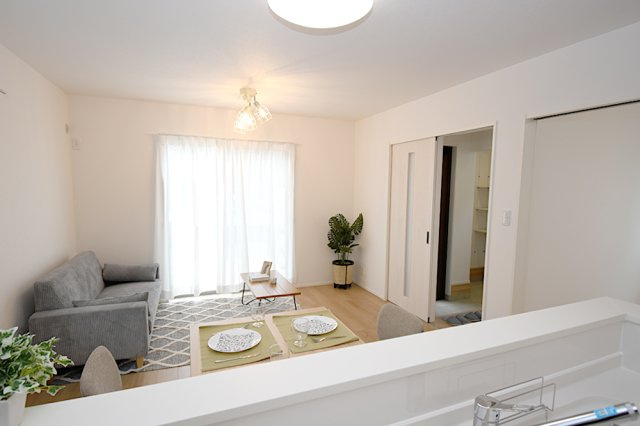 松山市西長戸建売②の居間・リビング