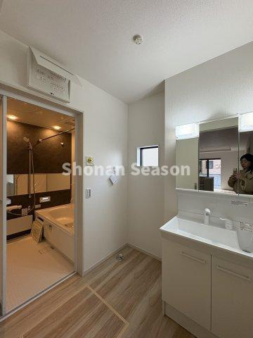 【独立洗面台】 | 収納・機能性に優れた独立洗面台◎
キレイな水廻りのお住まいを、ぜひ細部までご内見下さい♪