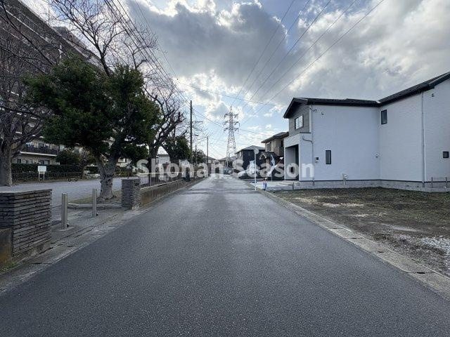 【周辺】 | 普段の移動も負担が少ないフラットアプローチ◎
小・中学校近く、コンビニ（徒歩４分）暮らしやすさもお墨付きですよ♪