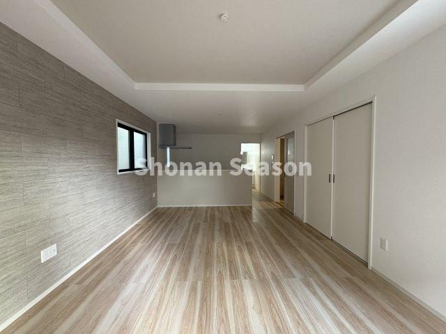 【居間・リビング】 | 家族が集まるリビングは、折り上げ天井で開放的！
アクセントクロスで空間にメリハリがつきます♪