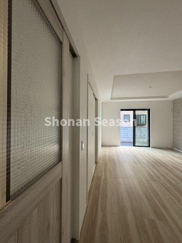 【居間・リビング】 | ランニングコストを削減できる省エネ住宅◎
繰り返す地震につよく、購入後も安心・安全ですね♪