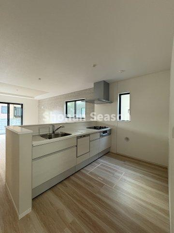 【キッチン】 | キッチンは1ｍくらいのお子様でも運べるカウンター付きで、配膳＆後片付けもスムーズに行えますよ♪