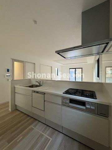 【キッチン】 | ３口コンロにグリル・食洗機が搭載された、設備充実のシステムキッチン！
お料理の幅を広げてみませんか♪