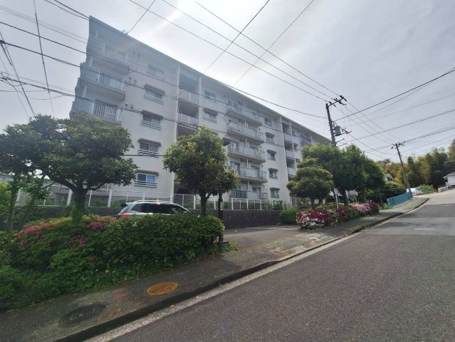 磯子丸山台ハイツ団地　7号棟のエントランス