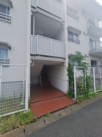 磯子丸山台ハイツ団地　7号棟のロビー