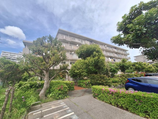 磯子丸山台ハイツ団地　7号棟の外観