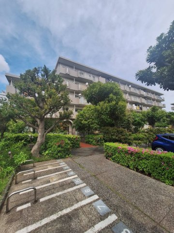 磯子丸山台ハイツ団地　7号棟の外観