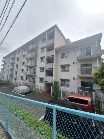 磯子丸山台ハイツ団地　7号棟の外観