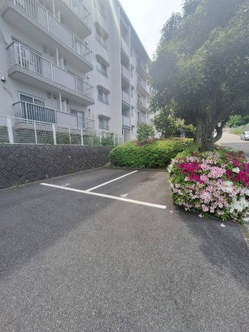 磯子丸山台ハイツ団地　7号棟の駐車場