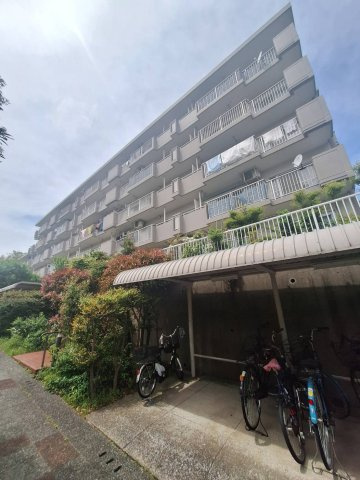 磯子丸山台ハイツ団地　7号棟の外観