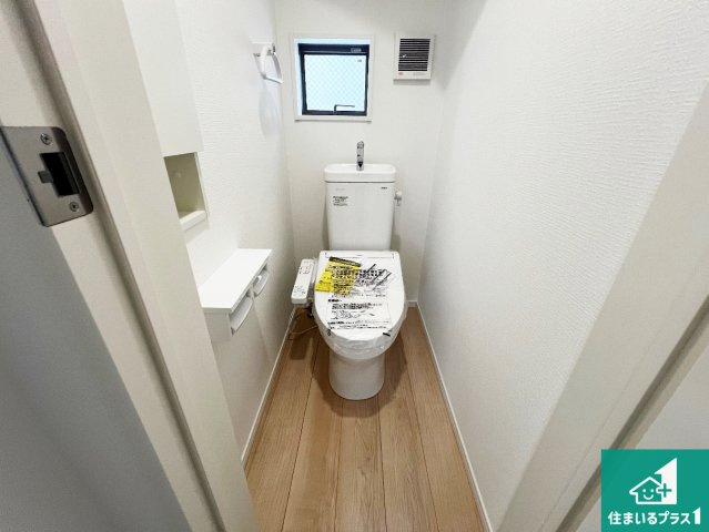 八尾市新家町　第1期　新築一戸建てのトイレ|1・2階の2ヶ所にあるので、朝の忙しい時間の順番待ちもなく、深夜の利用にも大変便利です。