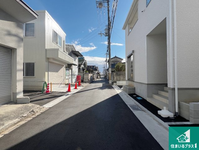 八尾市新家町　第1期　新築一戸建ての前面道路含む現地写真|周辺は閑静な住宅街！前面道路広々で車の出し入れも便利です。駐車が苦手な方でも安心して車庫入れできます！