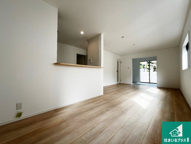 八尾市新家町　第1期　新築一戸建ての居間・リビング|日当たり良好の明るいリビングで朝の目覚めもスッキリできそう！対面キッチンでご家族のコミュニケーションも自然と増える設計！小さなお子様が遊ぶスペースを作っても広々とくつろげるLDK！