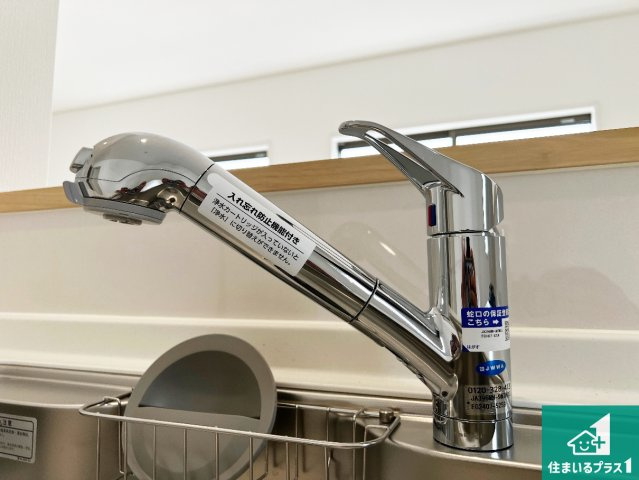 八尾市新家町　第1期　新築一戸建ての設備|浄水器を内蔵！炊飯時、お茶を作る時に安心してお水を使えます！お湯と冷水、浄水と原水、シャワーの切替えもワンタッチです！