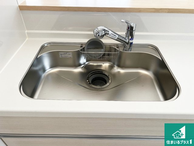 八尾市新家町　第1期　新築一戸建ての設備|ダブル高火力Ｓｉセンサー付きコンロ！３口あるので、まとめて料理をする時も大活躍！