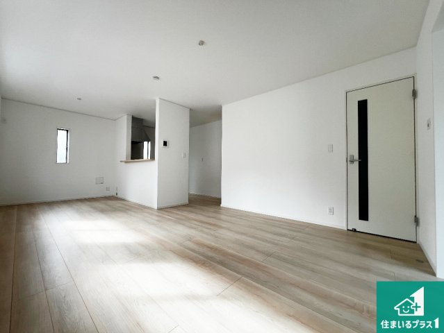 八尾市新家町　第1期　新築一戸建ての居間・リビング|シンプルなリビングは、観葉植物等のインテリアを楽しめますね！パパ好みにも、ママ好みにも家具次第で雰囲気を変えることができます！